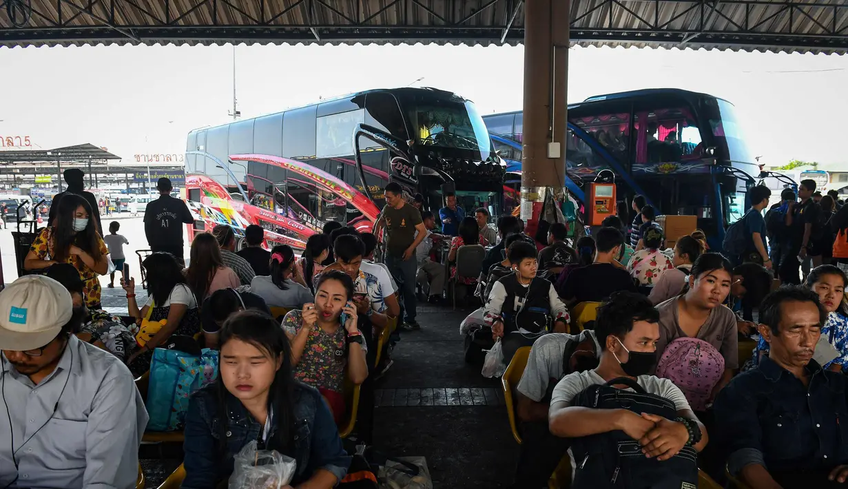 Sejumlah penumpang menunggu bus untuk kembali ke kampung halaman mereka di Terminal Bus Mo Chit sehari sebelum Songkran Festival, atau Tahun Baru Thailand, di Bangkok (12/4). (AFP Photo/Lillian Suwanrumpha)