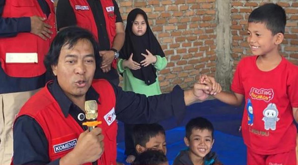 6 Potret Komeng Jadi Relawan di Padang, Hibur Korban Banjir dengan Canda Khasnya