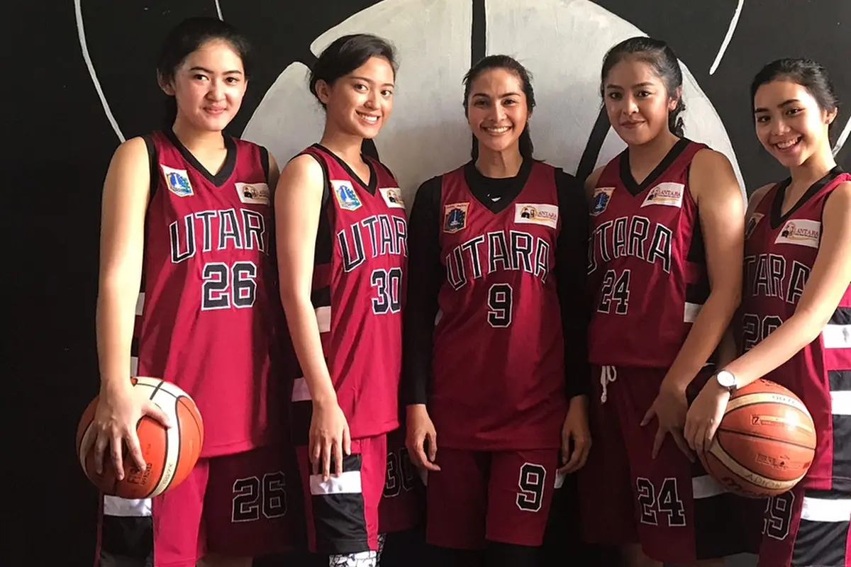 Potret Maudy Koesnaedi Tanding Basket