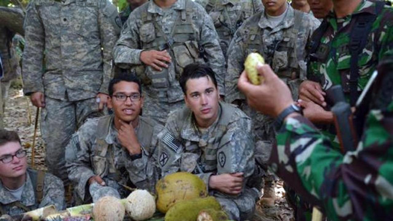 Tentara AS bengong lihat prajurit Kostrad makan mengkudu