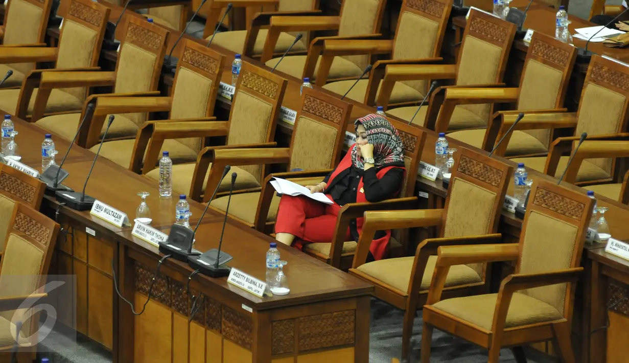Seorang anggota dewan saat menghadiri Sidang Paripurna dengan agenda penyampaian Ikhtisar Hasil Pemeriksaan Semester (IHPS) BPK, Jakarta, Senin (5/10/2015). Banyak anggota DPR yang tidak hadir saat sidang tersebut. (Liputan6.com/JohanTallo)