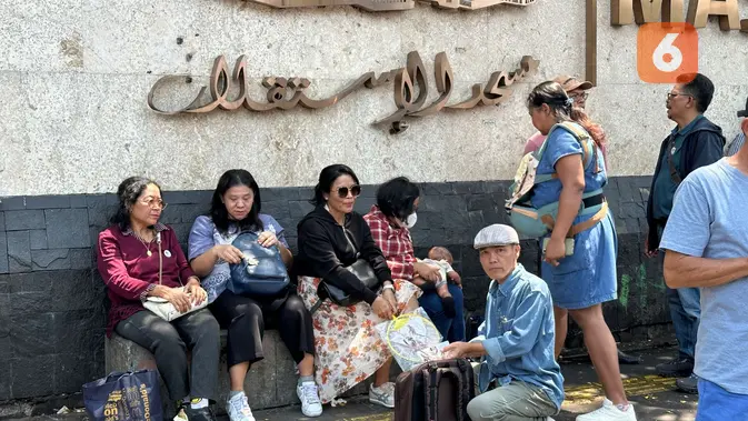 <p>Sekelompok umat Katolik menunggu kedatangan Paus Fransiskus di depan Gereja Katedral, Jakarta, Rabu (4/9/2024). (Liputan6.com/Benedikta Miranti)</p>