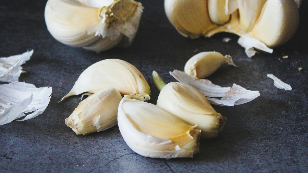 Bawang Putih Sering Busuk, Coba Trik ini Saat Menyimpannya