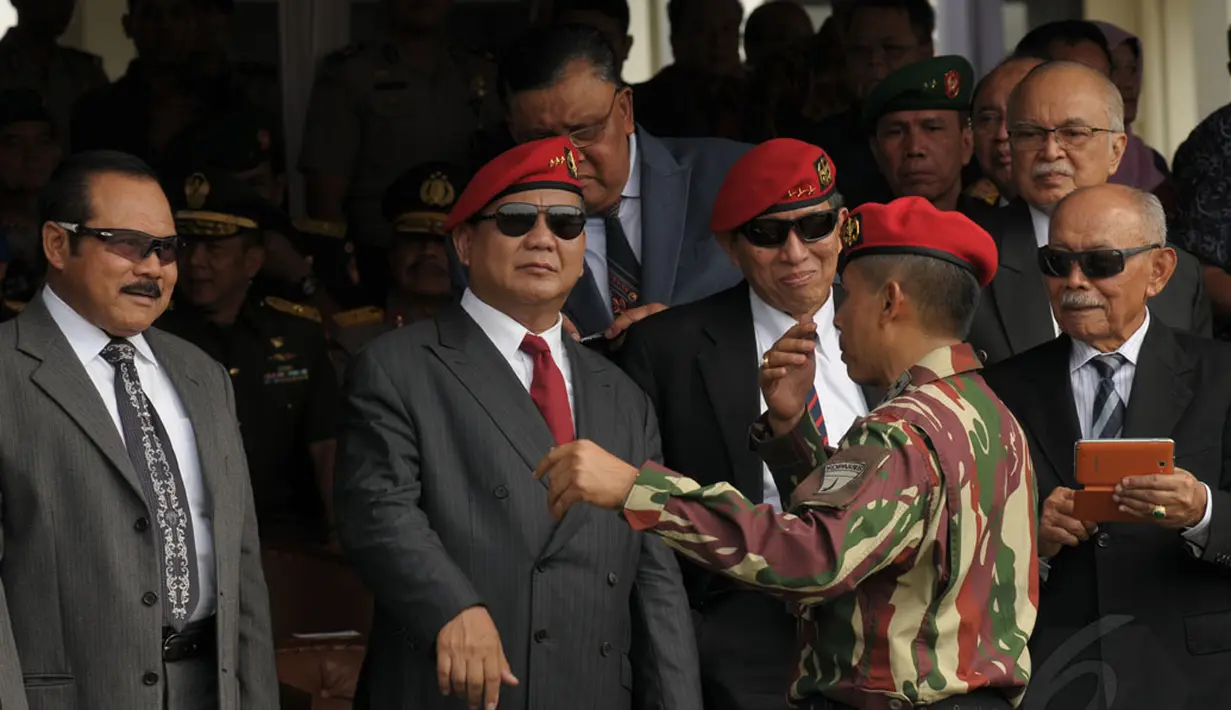 Prabowo Subianto (kedua dari kiri) mendengarkan penjelasan mantan Danjen Kopassus Mayjen TNI Agus Sutomo (berseragam loreng) usai upacara Sertijab Danjen Kopassus di Mako Kopassus, Cijantung, Jakarta, Jumat (24/10/2014). (Liputan6.com/Helmi Fithriansyah)