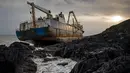 Kapal kargo sepanjang 77 meter, MV Alta,  terjebak di atas batu di dekat Ballycotton, Cork, Irlandia, Selasa (18/2/2020). "Kapal hantu" yang berlayar tanpa awak selama lebih dari satu tahun hanyut dan terbawa ke pantai selatan Irlandia menyusul sapuan Badai Dennis. (Cathal Noonan/AFP)