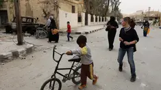 Sejumlah orang mulai kembali ke rumah mereka di kota modern Palmyra, berdekatan dengan kota kuno Suriah, Sabtu (9/4). Kota itu berhasil direbut kembali oleh militer Suriah dari tangan kelompok ekstrimis ISIS beberapa waktu lalu. (Louai BESHARA/AFP)
