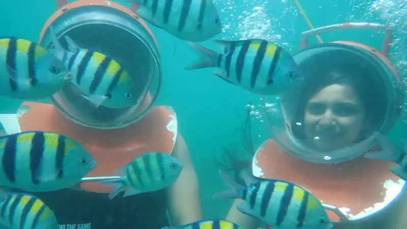 Wisatawan saat sedang mencoba wahana sea walking di Tanjung Benoa Bali