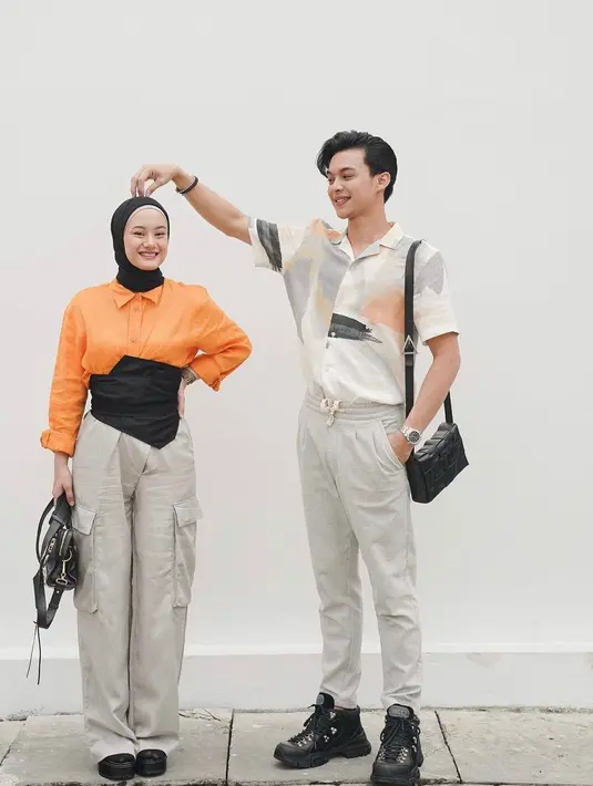 <p>Tema orange adalah pilihan yang berani dalam menentukan outfit yang tepat dan sesuai dengan pasanganmu.&nbsp;(instagram/dindahw)</p>
