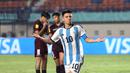 <p>Pemain Timnas Argentina U-17, Claudio Echeverri melakukan selebrasi setelah mencetak gol ketiga timnya ke gawang Timnas Venezuela U-17 pada laga 16 besar Piala Dunia U-17 2023 di Stadion Si Jalak Harupat, Bandung, Selasa (21/11/2023). (Bola.com/Ikhwan Yanuar)</p>