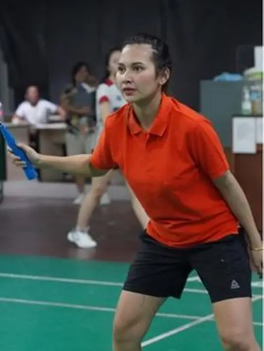 Indah Permatasari memilih untuk mengikat semua rambutnya ke belakang. Saat bermain badminton, wanita 25 tahun itu tampak begitu fokus dan seirus, layaknya sedang bertanding sungguhan. (Liputan6.com/IG/@indahpermatas)