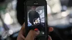 Karakter Pokemon terlihat di dekat seorang pria pada layar smartphone pemain augmented reality game Pokemon Go di Jakarta, Kamis (14/7). Pokemon Go sedang di puncak ketenaran meski baru diluncurkan di beberapa negara. (Liputan6.com/Faizal Fanani)