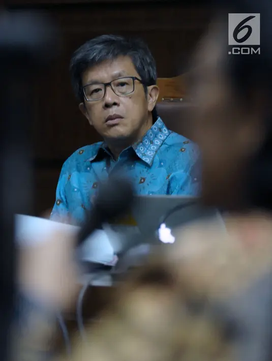 Mantan Dirut PT Quadra Solutions, Anang Sugiana Sudihardjo menyimak keterangan saksi pada sidang lanjutan dugaan korupsi pengadaan E-KTP di Pengadlian Tipikor, Jakarta, Kamis (5/4). Sidang mendengar keterangan saksi. (Liputan6.com/Helmi Fithriansyah)