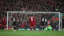 Gelandang Liverpool, James Milner (kiri) mencetak gol ke gawang Paris Saint-Germain (PSG) saat bertanding di Liga Champions di Anfield, Liverpool, Inggris, Selasa (18/9). Liverpool membungkam PSG 3-2. (AP Photo/Dave Thompson)