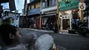 Seorang anak memukul bedug di ‘Kampung Ramadan' di Jalan Martapura, Kelurahan Kebon Melati, Kecamatan Tanah Abang, Jakarta, Rabu (28/4/2021). Memeriahkan bulan Ramadan, warga menghias permukiman dan rumah mereka dengan mural dan hiasan bertema Ramadan. (merdeka.com/Iqbal S. Nugroho)