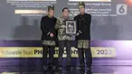 Direktur PT Surya Citra Media Tbk (SCM) Imam Sudjarwo saat mewakili pendiri PT Elang Mahkota Teknologi Tbk (EMTEK), Eddy Kusnadi Sariaatmadja menerima penghargaan sebagai filantropi di bidang kesehatan  dalam acara Indonesia Best Philanthropy Awards 2023 di Grand Ballroom Hotel Indonesia Kempinski, Jakarta, Kamis (9/11/2023). (Liputan6.com/Angga Yuniar)