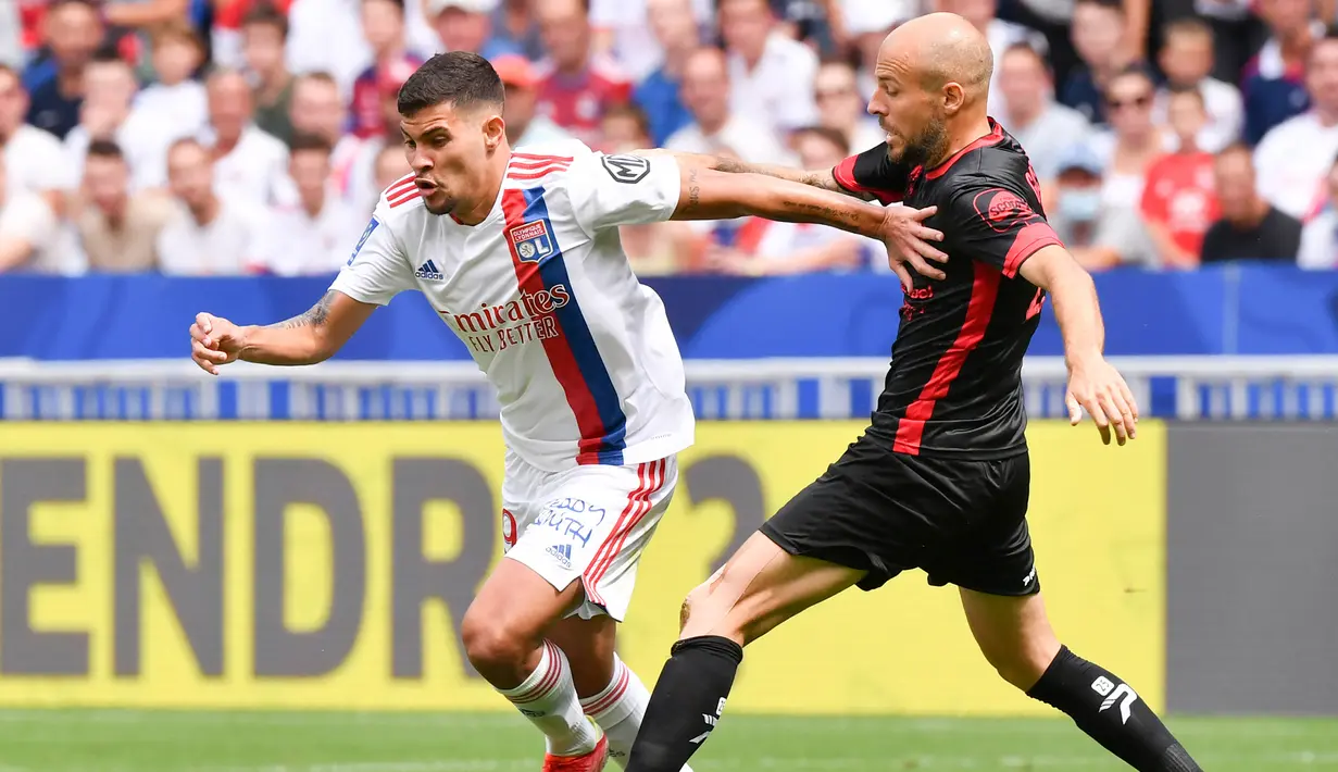 Bruno Guimaraes. Gelandang Brasil berusia 24 tahun ini menjadi pemain ke-3 yang didatangkan Newcastle United di bursa transfer musim dingin 2021/2022 ini. The Magpies mendatangkannya dari Lyon dengan nilai transfer sebesar 42 juta euro plus 8 juta euro sebagai bonus performa. (AFP/Philippe Desmazes)
