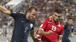 Aksi Harry Kane (kiri) saat melewati adangan pemain Malta, Zac Muscat pada laga grup F kualifikasi Piala Dunia 2018 di  Ta Qali stadium, Valletta, Malta, (1/9/2017). Inggris menang 4-0. (AP/Rene Rossignaud)
