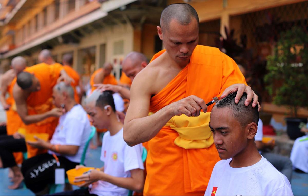 Calon Bikkhu cukur rambut jelang Pabbajja Samanera Sementara