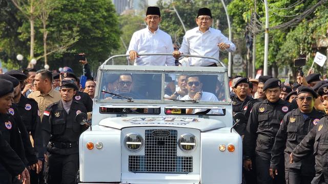 Anies dan Cak Imin atau dikenal dengan ‘AMIN’ menumpangi mobil Land Rover berwarna putih berpelat nomor (nopol) B 8165 JH.
