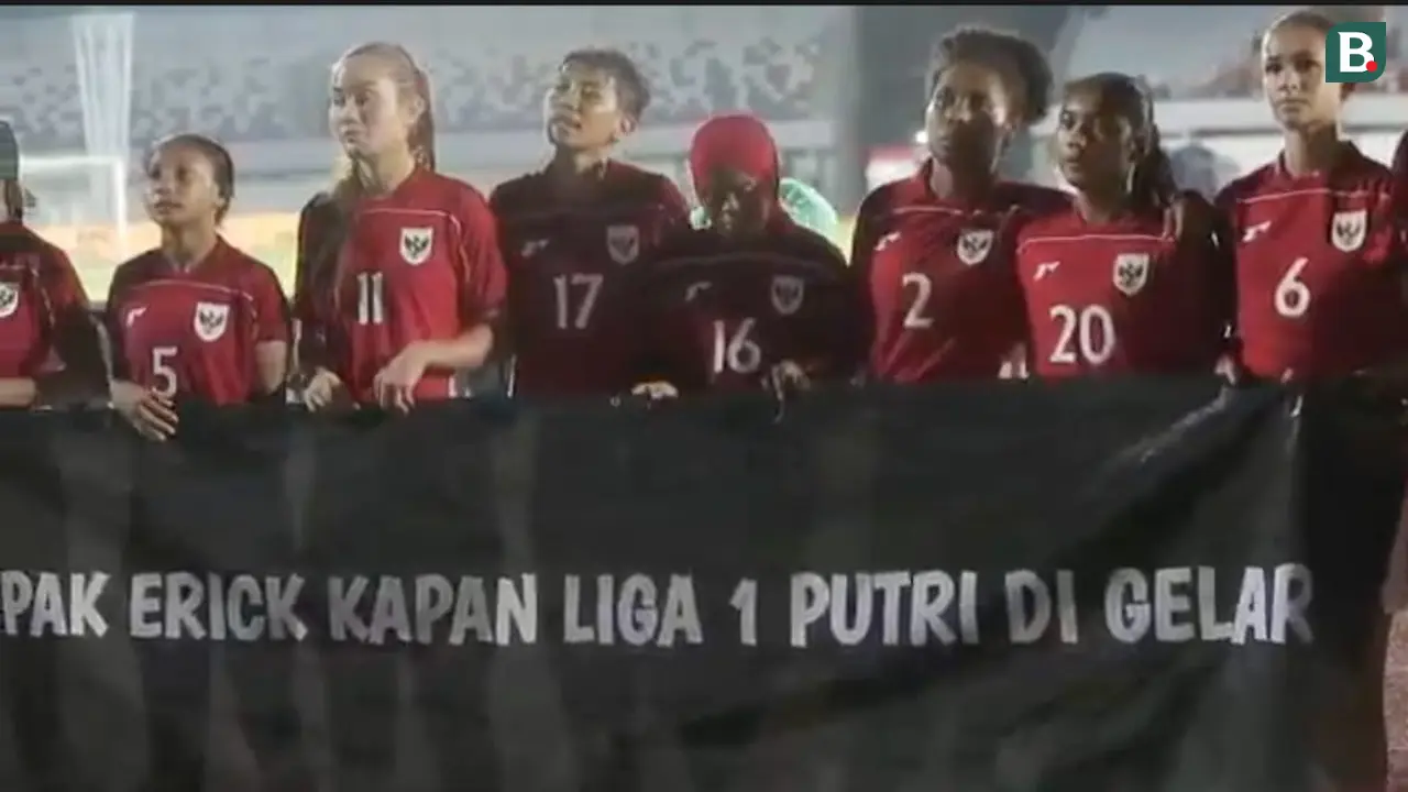Viral para pemain Timnas Indonesia Putri membentangkan spanduk bertuliskan "Pak Erick kapan Liga 1 putri digelar" setelah melawan Timnas Chinese Taipei Putri.