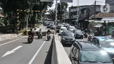 Pengendara motor menerobos separator yang menutup akses jalan layang atau flyover tapal kuda Lenteng Agung, Jakarta, Minggu (28/2/2021). Minimnya pengawasan menyebabkan banyak pengendara sepeda motor nekat menerobos flyover tapal kuda Lenteng Agung yang masih ditutup. (merdeka.com/Iqbal S Nugroho)