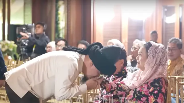 Ahmad Dhani menyalami ibunda Maia Estianty. (Foto: Dok. YouTube Maia Aleldul)