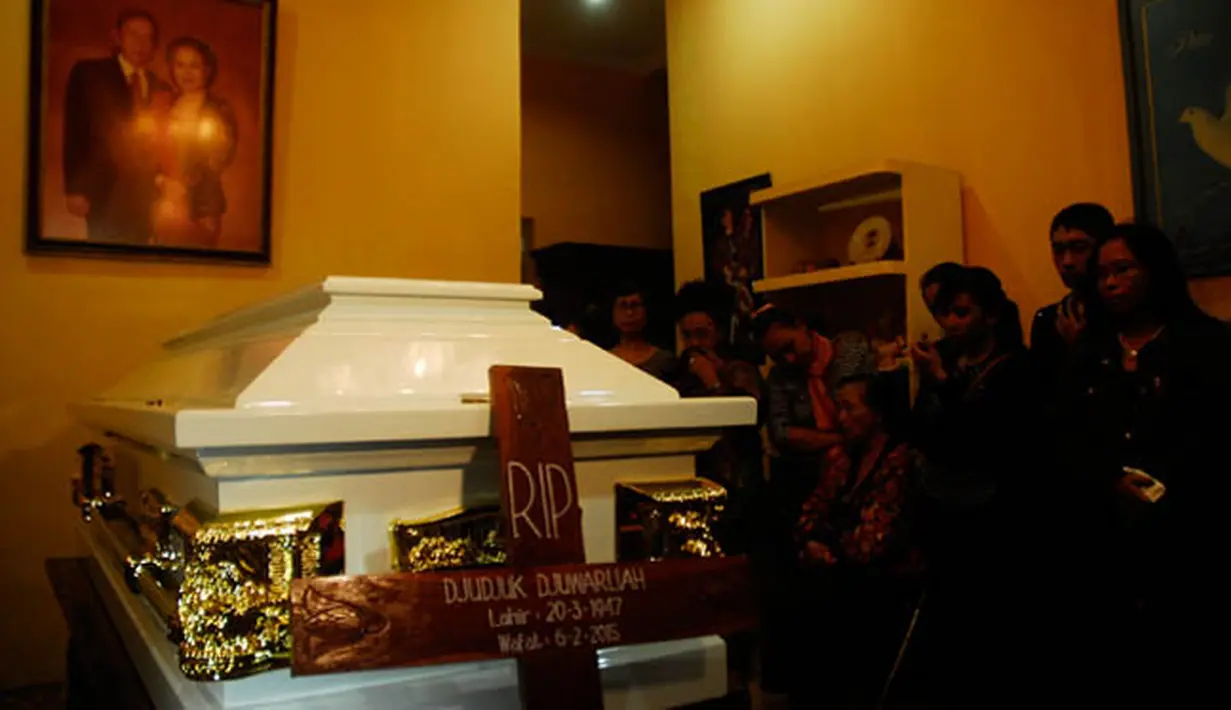 Jenazah Djudjuk Djuwariah (67) kala disemayamkan di rumah duka Gremet, Manahan, Solo, Jateng, Jumat (6/2) malam. Djudjuk "Srimulat" wafat pada Jumat sore pukul 15.10 WIB di Rumah Sakit Dr. Sardjito Yogyakarta karena sakit. (ANTARA FOTO/Andika Betha)