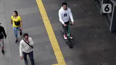 Pengguna otoped listrik Grabwheels melintas di trotoar Jalan Jenderal Sudirman, Jakarta, Kamis (14/11/2019). Pemprov DKI Jakarta melarang penggunaan otoped listrik di trotoar, Jembatan Penyeberangan Orang (JPO) serta pada pelaksanaan Hari Bebas Kendaraan. (Liputan6.com/Helmi Fithriansyah)