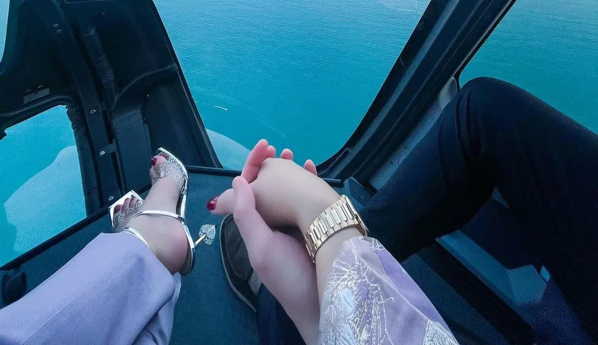 Meski beberapa kali diterpa isu, pasangan ini menunjukkan bahwa pernikahannya tidak ada masalah. Saling menggenggam tangan selama terbang keliling Dubai.  [Instagram/princessyahrini]