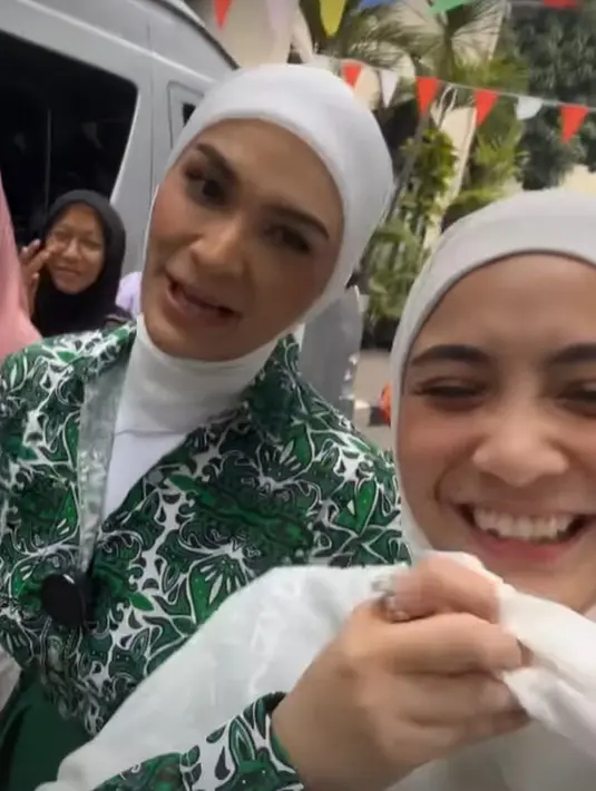Sebagai alumni sekolah Islam Al-Azhar Kelapa Gading, Nagita Slavina pun tampil santun. [@raffinagita1717]