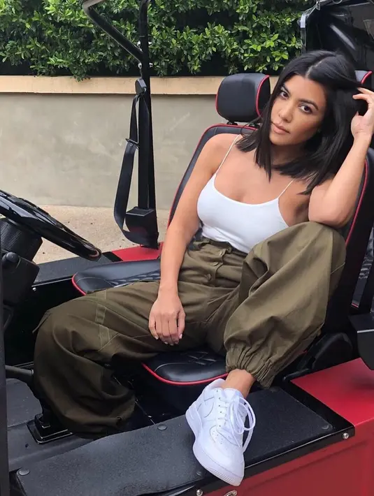Kourtney Kardashian sendiri pun terlihat menikmati waktunya saat ngobrol dengan pria tersebut. (instagram/kourtneykardash)
