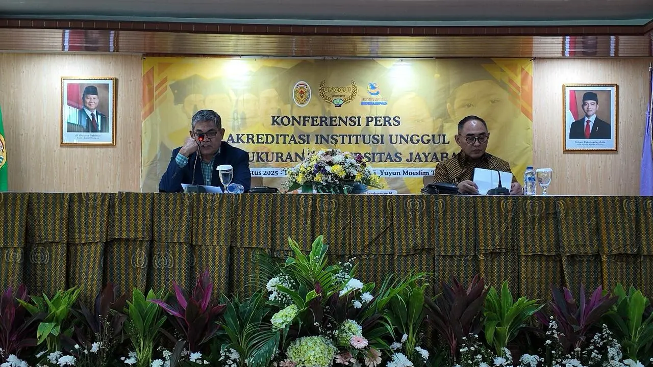 Rektor universitas Jayabaya Fauzi Hasibuan (kiri) didampingi Ketua Yayasan Universitas Jayabaya Moestar Putrajaya kanan saat mengumumkan Universitas Jayabaya meraih akreditasi Unggul. (Istimewa)