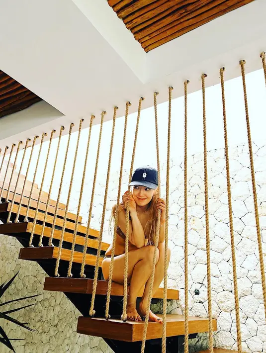 Menikmati suasana Bali yang asri, Hyoyeon nampak sudah seperti warga lokal [@hyoyeon_x_x]