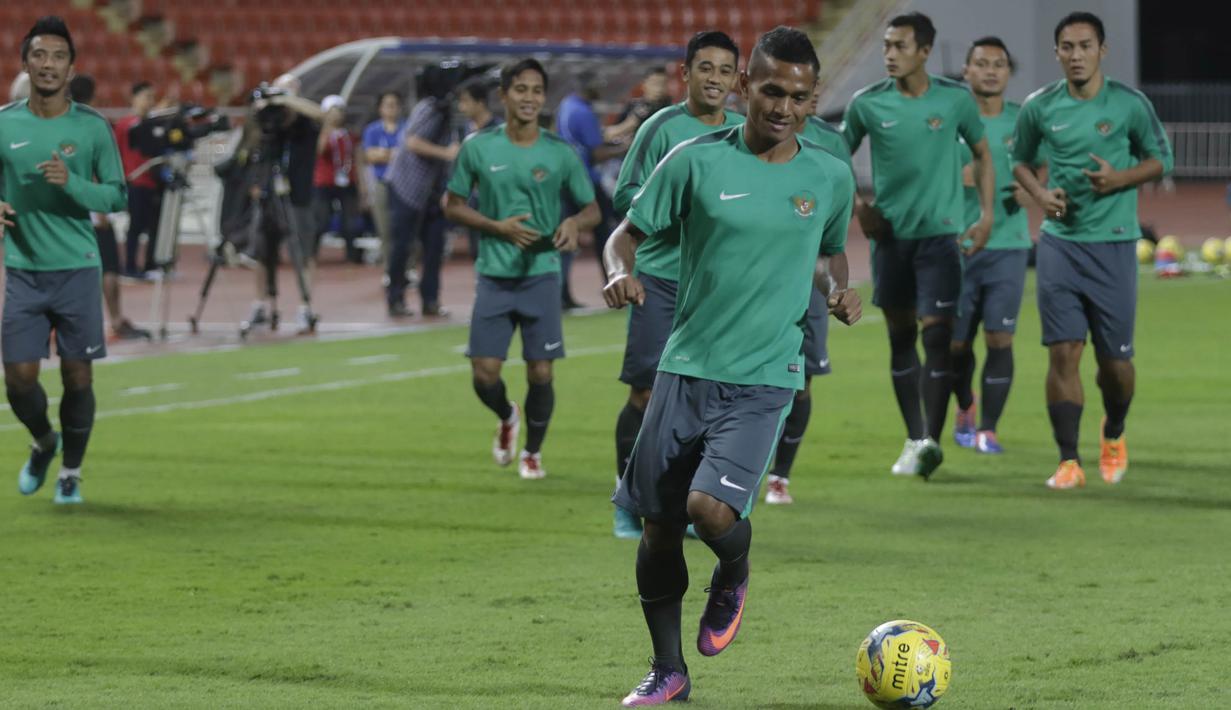 Abduh Lestaluhu terlihat menikmati sesi uji coba lapangan di Stadion Rajamangala, Thailand, (16/12/2016). (Bola.com/Vitalis Yogi Trisna)