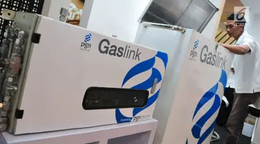 Pekerja berdiri di dekat produk PGN di Ice BSD, Tangerang Selatan, Rabu (20/9). PGN menawarkan produknya yakni Gaslink. Melalui Gaslink, gas bumi diproses menjadi Compressed Natural Gas (CNG). (Liputan6.com/Helmi Afandi)