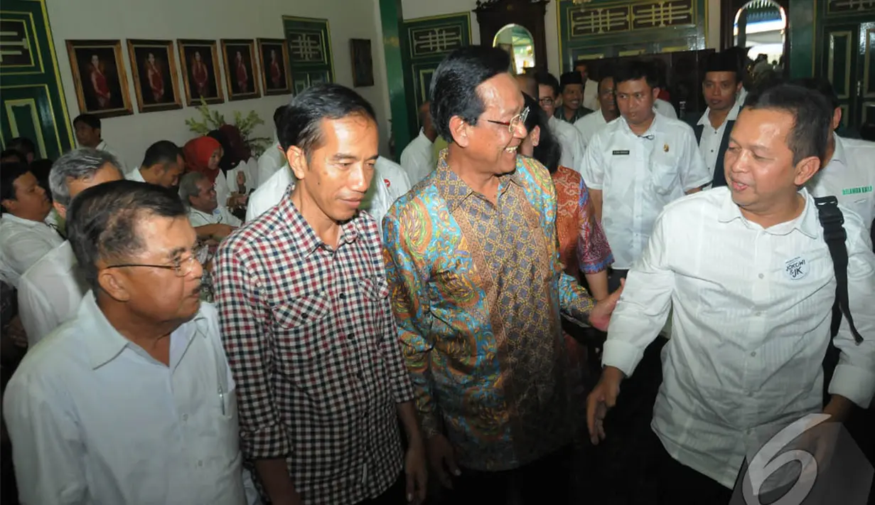 Kedatangan Jokowi-JK ke Sri Sultan diikuti rombongan tim pemenangannya. Antara lain, mantan Ketua Umum PAN Sutrisno Bachir, Yogyakarta, Senin (2/6/2014) (Liputan6.com/Herman Zakharia).