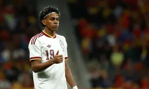 Laga uji coba antara Timnas Spanyol kontra Mesir di RCDE Stadium, Barcelona, Rabu (01/04/2026) dini hari WIB, tercoreng aksi oknum suporter yang tidak terpuji. Lamine Yamal, mengecam keras nyanyian rasis dan Islamofobia yang menggema dalam laga uji coba tersebut. (AP/Joan Monfort)