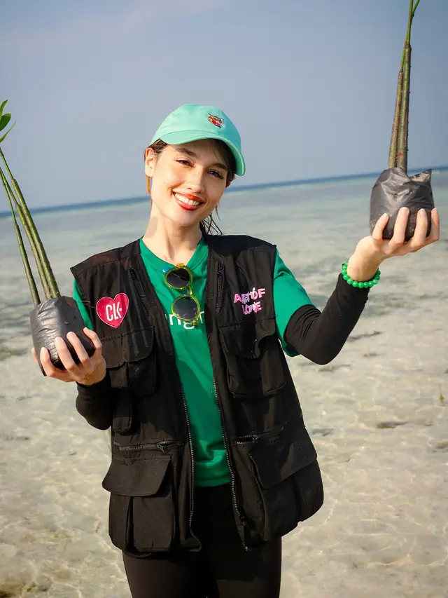 Potret Cantik Cinta Laura Menanam Mangrove di Pulau Pari, Makeup Tetap Flawless Meski Terpapar Matahari