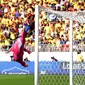 Camilo Vargas dari Kolombia mencetak gol pada pertandingan Grup D CONMEBOL Copa America 2024 antara Brasil dan Kolombia di Stadion Levi's pada 02 Juli 2024 di Santa Clara, California. Thearon W. Henderson/Getty Images/AFP