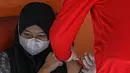 Petugas medis menyuntikan vaksin Covid-19 kepada warga saat vaksinasi Covid-19 secara door to door di kawasan Bogor, Jawa Barat, Rabu (14/7/2021). Metode vaksinasi yang digunakan BIN mengadopsi metode vaksinasi door to door yang digunakan beberapa negara. (Liputan6.com/Faizal Fanani)