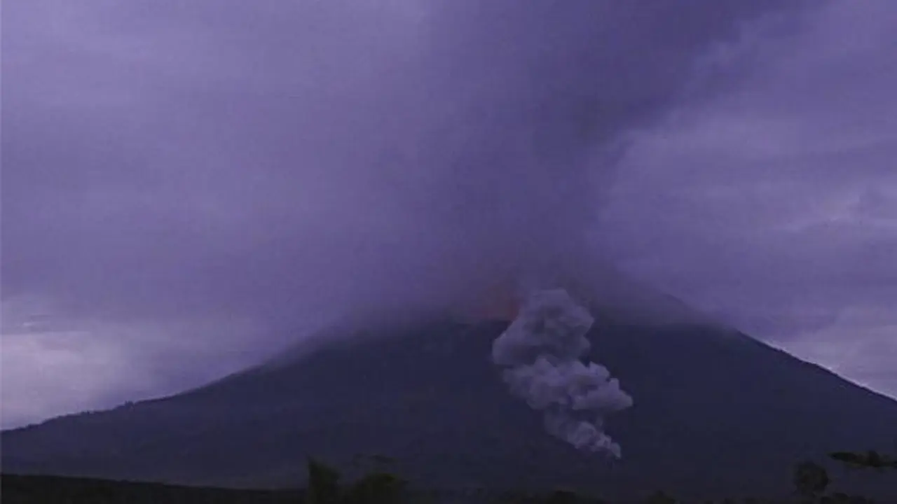 Banner Infografis Ancaman dan Bahaya Letusan Gunung Semeru. (Dok. AP Photo)