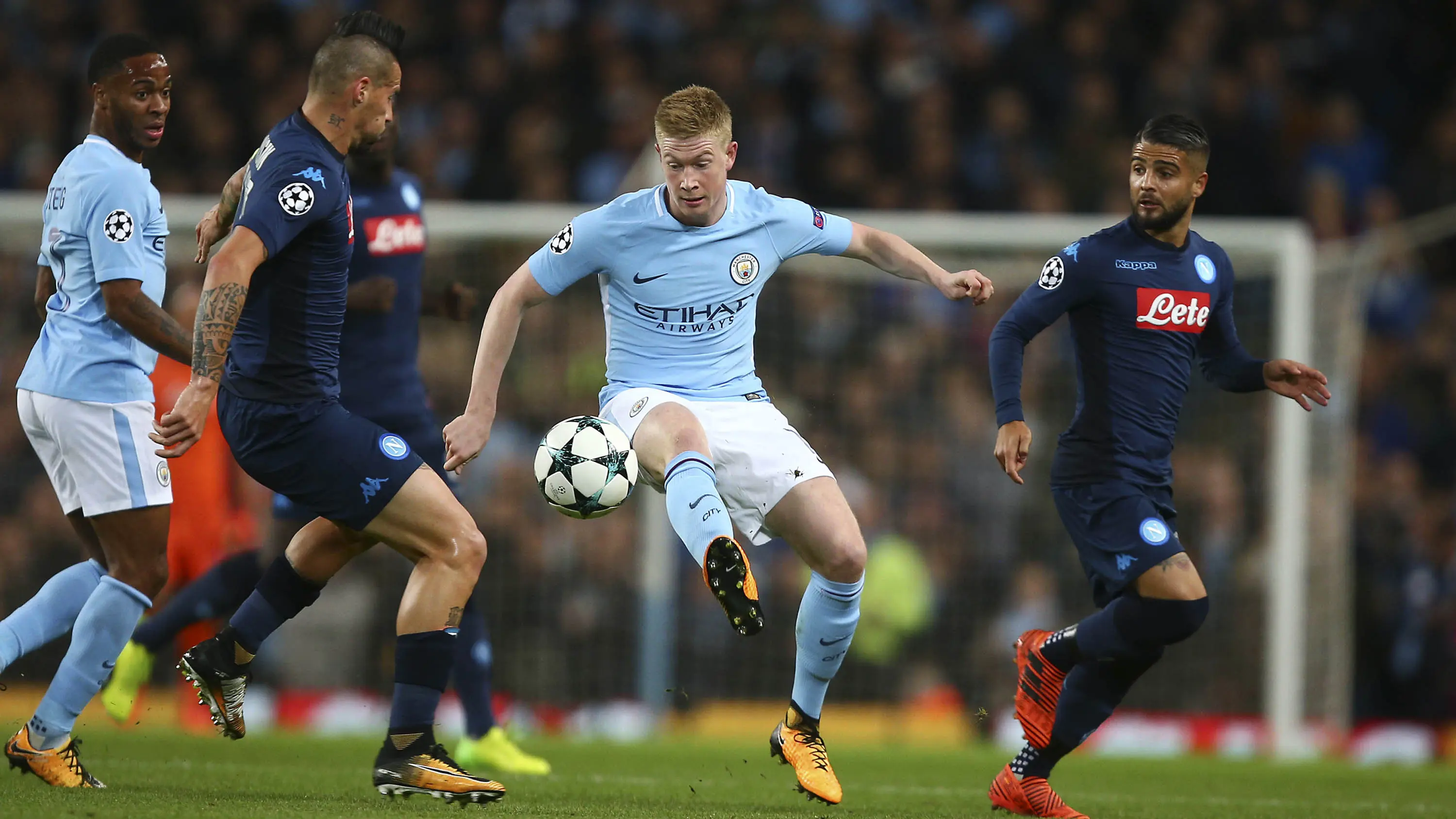 Gelandang Manchester City, Kevin De Bruyne, berusaha melewati gelandang Napoli, Marek Hamsik, (AP/Dave Thompson)