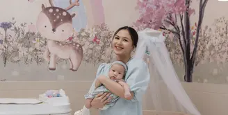 Jessica Mila dan sang buah hati terlihat begitu memikat. Kali ini dalam balutan busana bernuansa biru, keduanya terlihat begitu manis. [Foto: Instagram/ Jessica Mila]