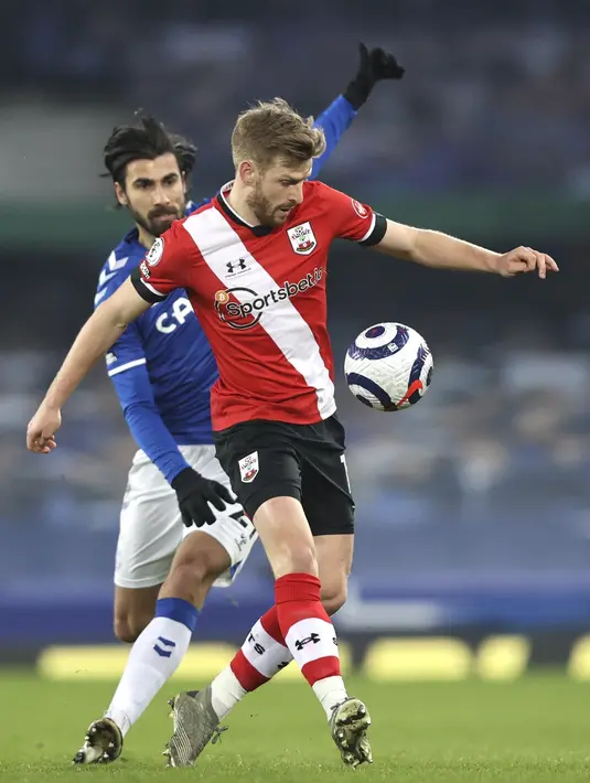 Gelandang Everton, Andre Gomes berusaha merebut bola dari pemain Southampton, Stuart Armstrong pada pertandingan Liga Inggris di Goodison Park di Liverpool, Inggris, Selasa (2/3/2021). Everton kini mengumpulkan 43 poin, dan hanya terpaut 2 angka dari 4 besar klasemen. (Clive Brunskill/Pool via AP)