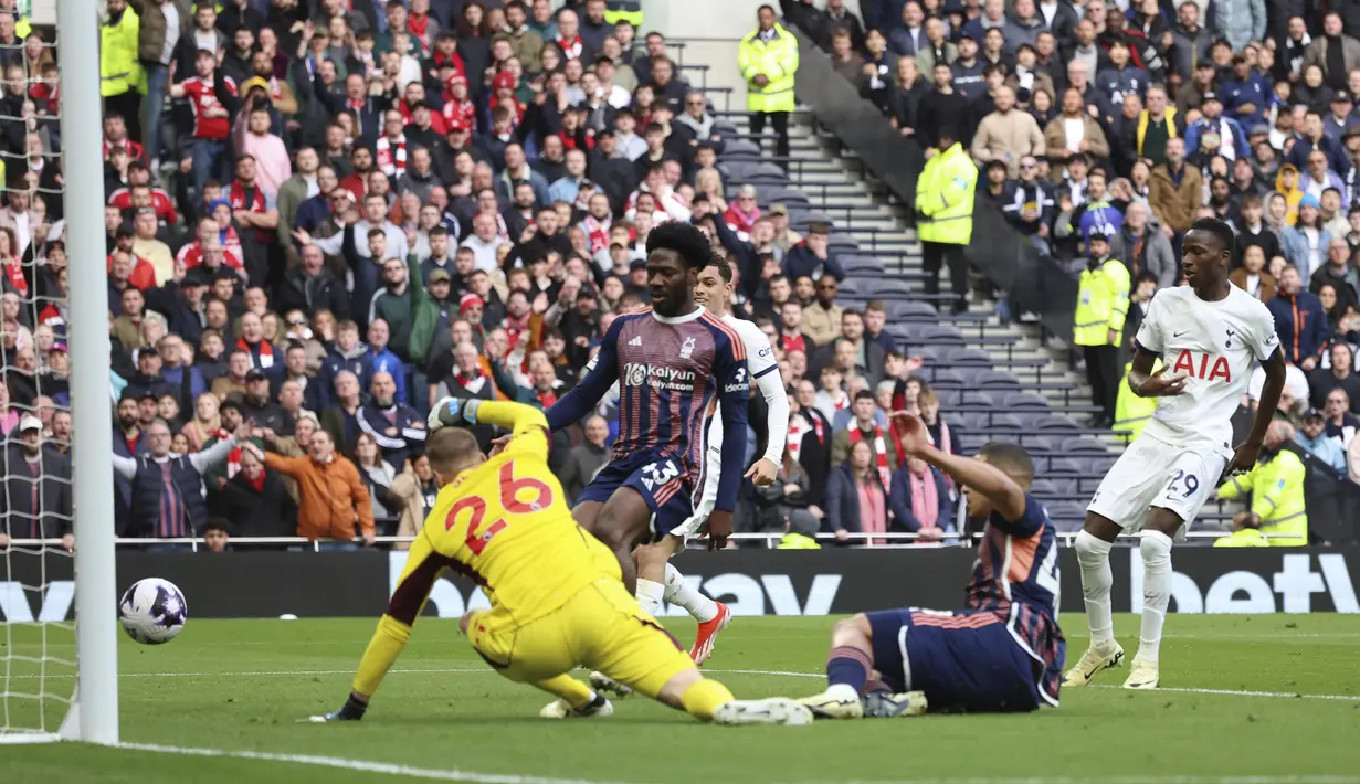 Bek Nottingham Forest, Murillo (kedua kanan) mencetak gol bunuh diri setelah berusaha memotong umpan striker Tottenham Hotspur, Timo Werner pada laga pekan ke-32 Premier League 2023/2024 di Tottenham Hotspur Stadium, London, Minggu (7/4/2024) malam. (AP Photo/Ian Walton)