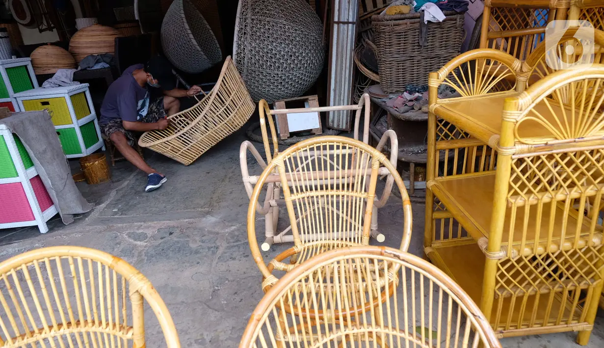 Perajin menyelesaikan kerajinan dari bahan rotan di Jakarta, Senin (13/9/2021). UMKM akan menjadi sektor dunia usaha yang memagang peranan penting dalam pemulihan ekonomi karena telah berkontribusi sebagai penyumbang terbesar Produk Domestik Bruto (PDB) dalam negeri. (Liputan6.com/Angga Yuniar)