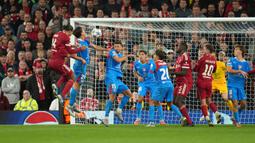 Di paruh kedua, Llorente kembali menjadi momok dengan gol keduanya yang membuat skor imbang. Namun, kemenangan Liverpool akhirnya dipastikan di masa tambahan waktu lewat sundulan kapten mereka, Virgil van Dijk. (AP Photo/Jon Super)