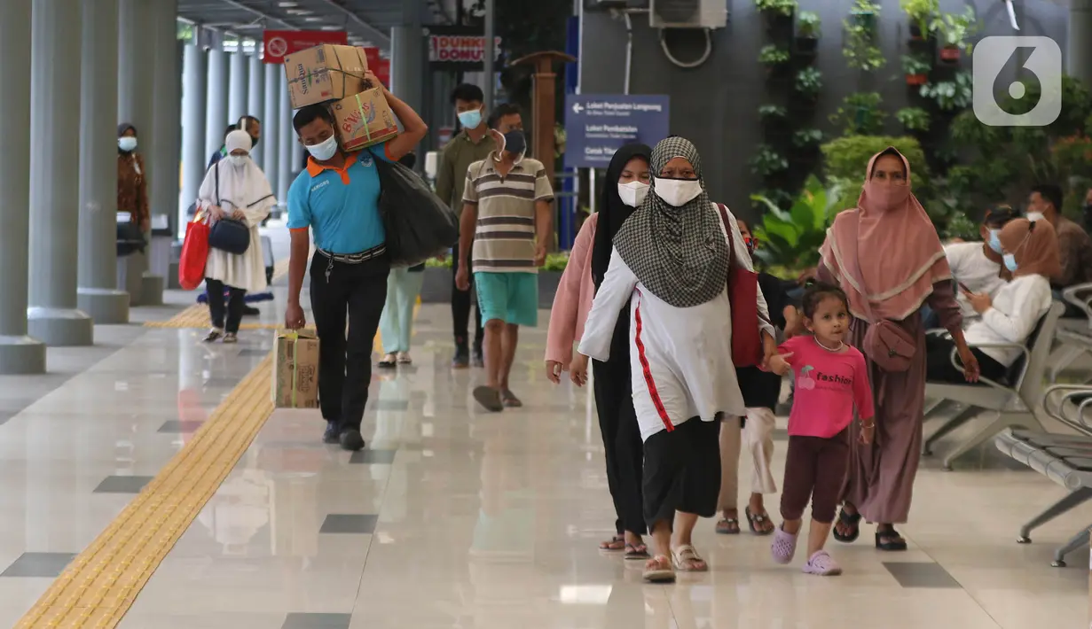 Suasana Stasiun Pasar Senen, Jakarta, Minggu (18/4/2021). Dalam satu pekan terakhir jumlah penumpang di stasiun tersebut berkisar antara 1000-2500 penumpang perhari. (Liputan6.com/Herman Zakharia)