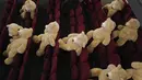 Boneka Teddy Bear, yang disiapkan oleh Philippe Labourel, diletakkan di bioskop Les Ursulines hari pertama pembukaan kembali di Paris, Rabu (19/5/2021). Boneka-boneka beruang tersebut didedikasikan bagi anak-anak untuk mengingatkan aturan jarak sosial. (AP Photo/Francois Mori)