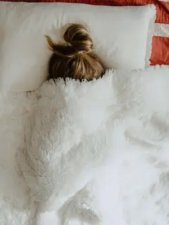 Banyak sekali orang yang takut untuk tidak melakukan tidur siang di tengah-tengah perkerjaannya pada saat istirahat, padahal selama tepat, tidur siang memiliki manfaat tersendiri. (Foto: Unsplash.com/ Kelly Sikkema)